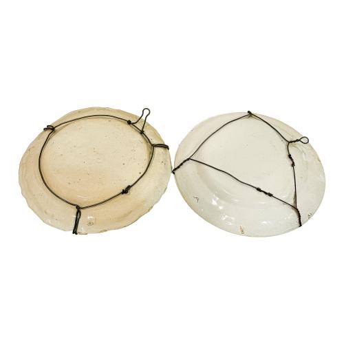 DOS PLATOS DE CERÁMICA DE SAVONA Y ALCORA 