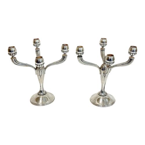 PAREJA DE CANDELABROS EN PLATA DE MEDIADOS DEL S.XX