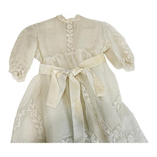 VESTIDO DE ACRISTIANAR DEL PRIMER TERCIO DEL S.XX