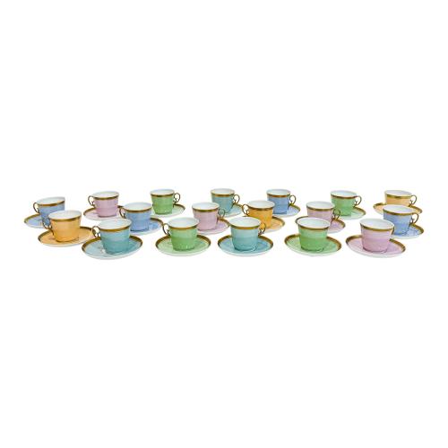 18 TAZAS Y PLATOS ROYAL COPNEHAGEN 