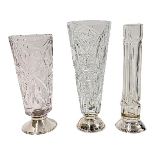 TRES JARRONES EN CRISTAL Y PLATA DE MEDIADOS DEL SIGLO XX