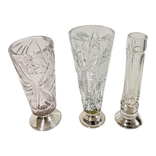 TRES JARRONES EN CRISTAL Y PLATA DE MEDIADOS DEL SIGLO XX