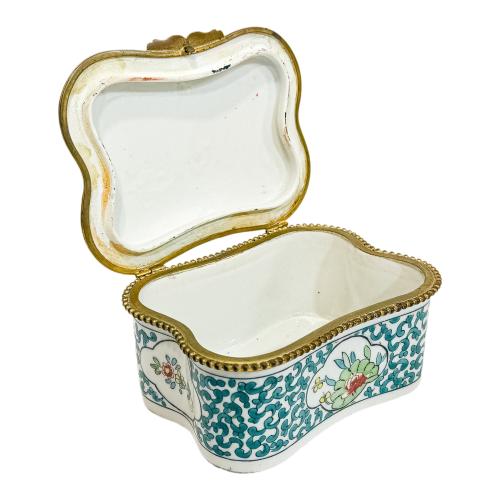 CAJITA EN PORCELANA FRANCESA DEL PRIMER TERCIO S.XX