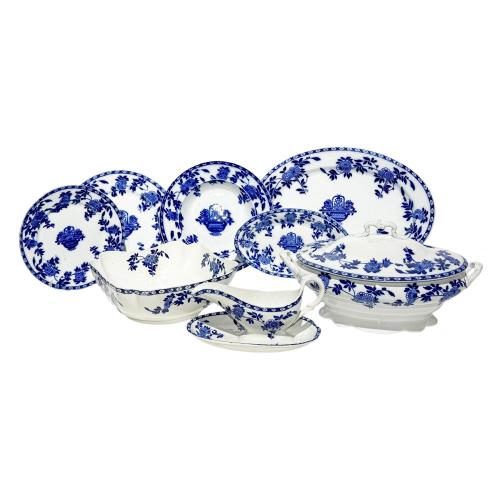 CONJUNTO DE PIEZAS DE VAJILLA EN POCELANA SEVILLANA S.XIX