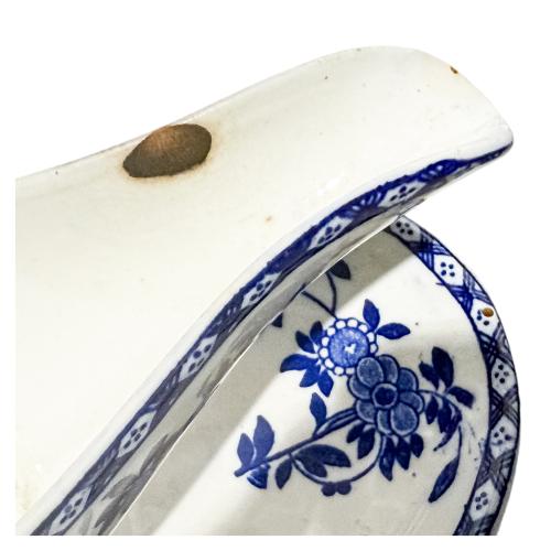 CONJUNTO DE PIEZAS DE VAJILLA EN POCELANA SEVILLANA S.XIX