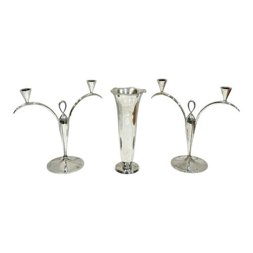 PAREJA DE CANDELABROS Y JARRON EN PLATA ÚLTIMO CUARTO SXX