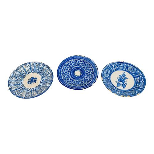 TRES PLATOS EN CERAMICA DE MANISES DE FINALES S. XIX