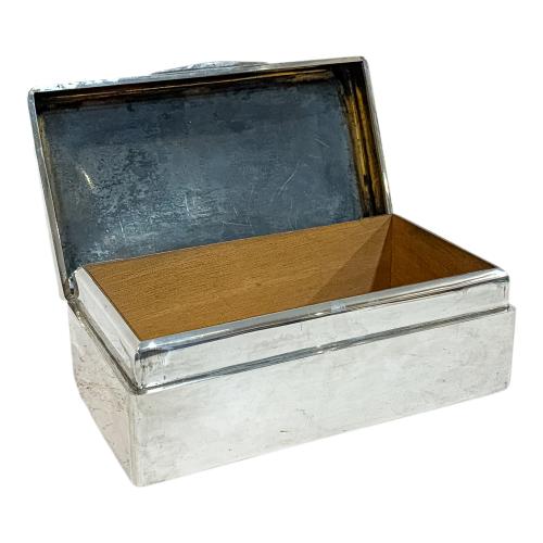 CAJA TABAQJUERA EN PLATA DE MEDIADOS DEL S.XX