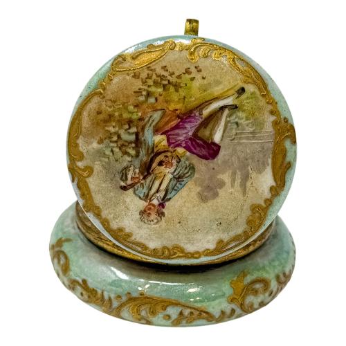 PEQUEÑA CAJITA EN PORCELANA FRANCESA DE PRINCIPIOS DEL S.XX