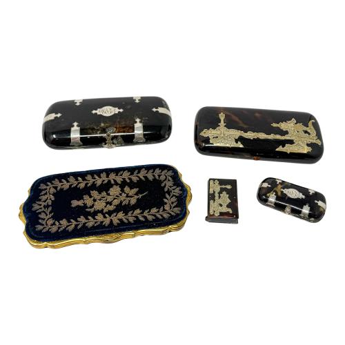 COLECCIÓN DE ESTUCHES Y TAPAS DE CAREY Y BORDADO