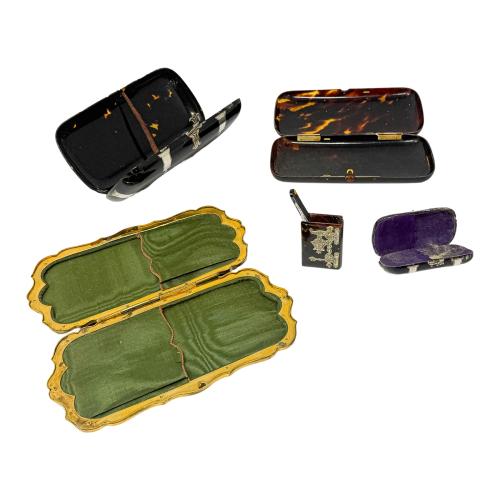 COLECCIÓN DE ESTUCHES Y TAPAS DE CAREY Y BORDADO