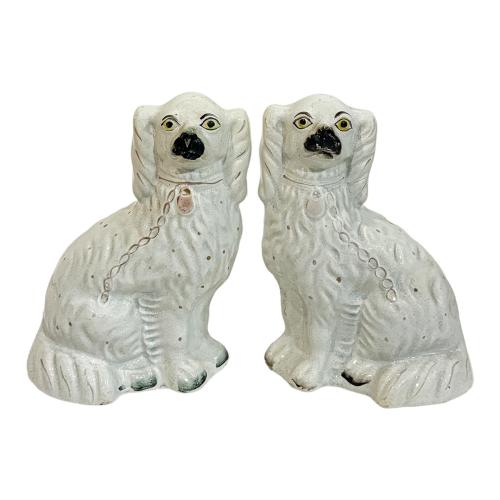PAREJA DE FIGURAS DE LOZA STAFFORDSHIRE DE MEDIADOS S. XX