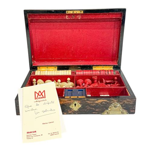 CAJA CON JUEGO DE AJEDREZ