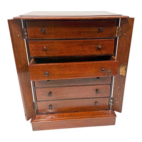 PEQUEÑO MUEBLE DE SOBREMESA INGLÉS DEL PRIMER TERCIO S. XX