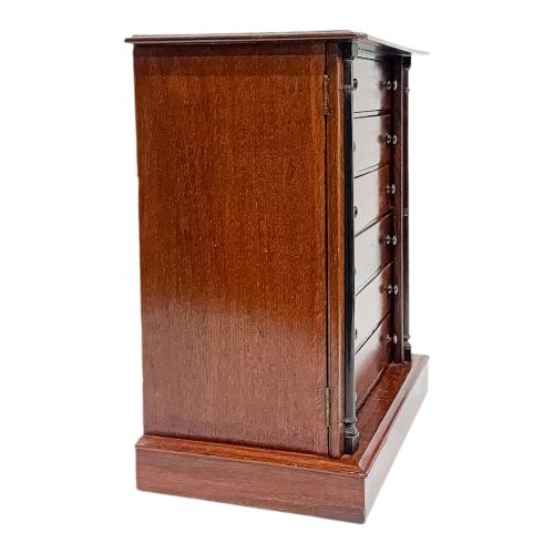 PEQUEÑO MUEBLE DE SOBREMESA INGLÉS DEL PRIMER TERCIO S. XX