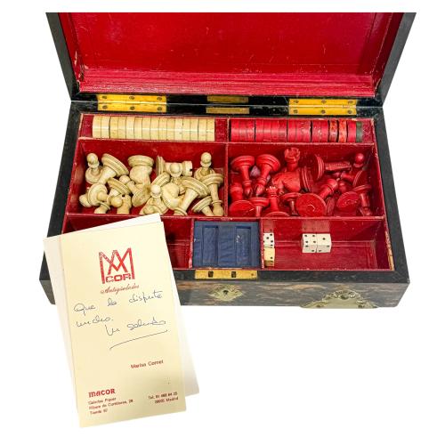 CAJA CON JUEGO DE AJEDREZ