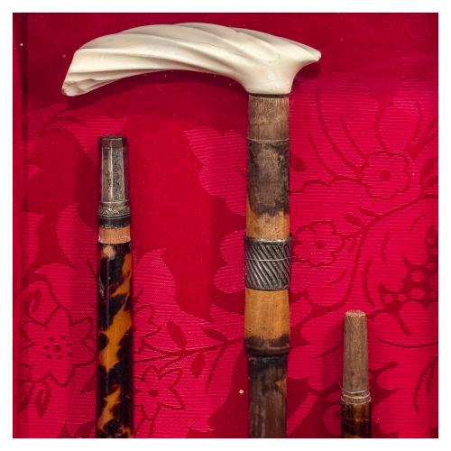 TRES BASTONES DE MANDO ENMARCADOS