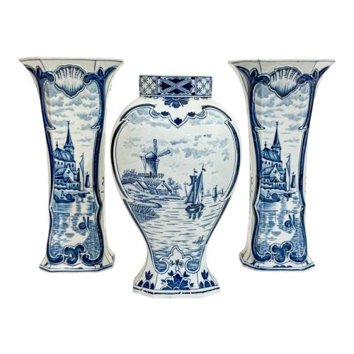 TRES JARRONES EN PORCELANA DE DELFT DE MEDIADOS DE S. XX