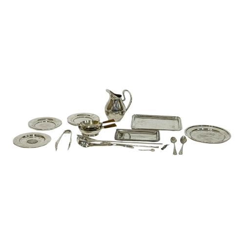 CONJUNTO DE PIEZAS EN PLATA DE MEDIADOS DEL S.XX