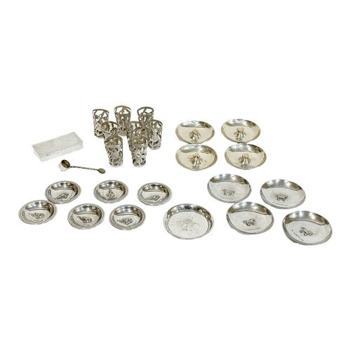 CONJUNTO DE PIEZAS EN PLATA DE MEDIADOS DEL S.XX