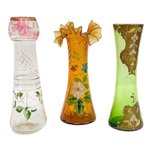 TRES JARRONES DE VIDRIO ESMALTADO, PPS. DEL S.XX