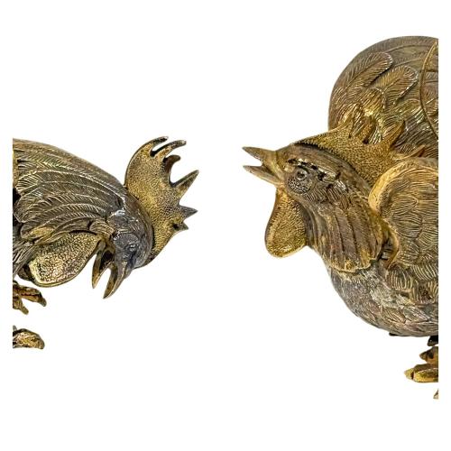PAREJA DE FIGURAS DE GALLOS EN PLATA