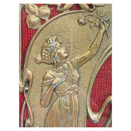RELIEVE MODERNISTA DEL PRIMER CUARTO DE S. XX