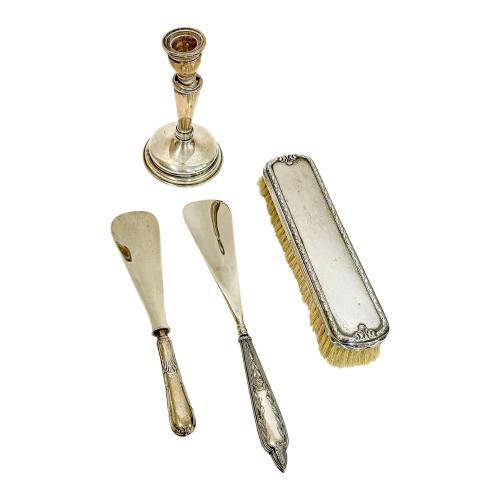 CONJUNTO DE PIEZAS DE TOCADOR Y CANDELERO MEDIADOS DEL S.XX