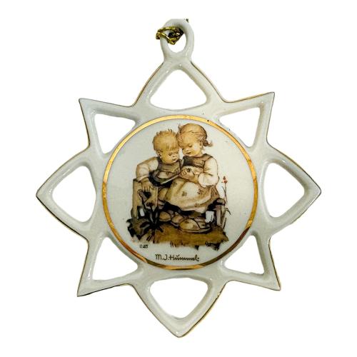 TRES ESTRELLAS DECORATIVAS EN PORCELANA ÚLTIMO CUARTO S.XX