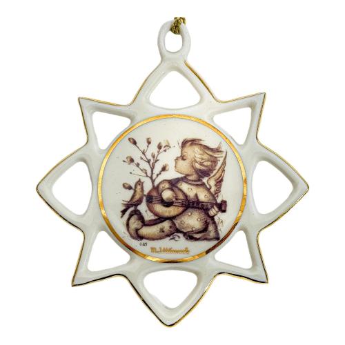 TRES ESTRELLAS DECORATIVAS EN PORCELANA ÚLTIMO CUARTO S.XX