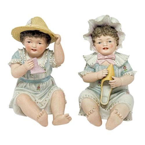 PAREJA DE FIGURAS DE BISCUIT DE PRIMER CUARTO S. XX