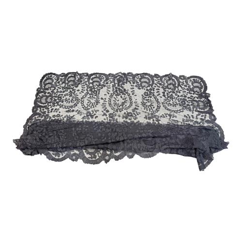 GRAN MANTILLA EN ENCAJE DE LA SEGUNDA MITAD DEL SIGLO XX
