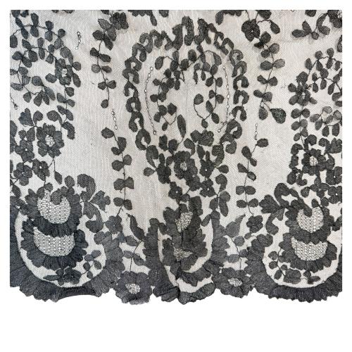 GRAN MANTILLA EN ENCAJE DE LA SEGUNDA MITAD DEL SIGLO XX