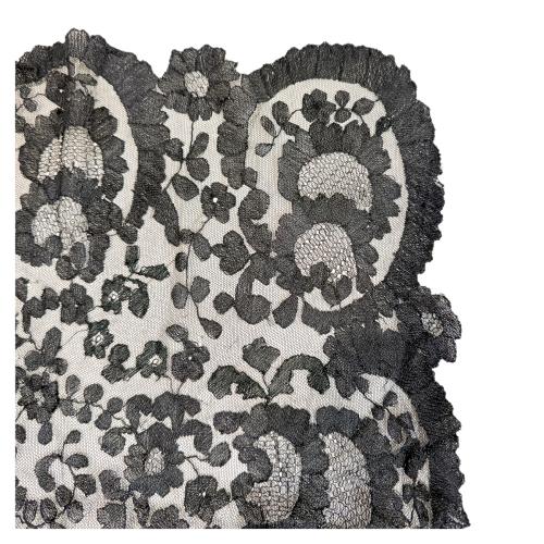 GRAN MANTILLA EN ENCAJE DE LA SEGUNDA MITAD DEL SIGLO XX