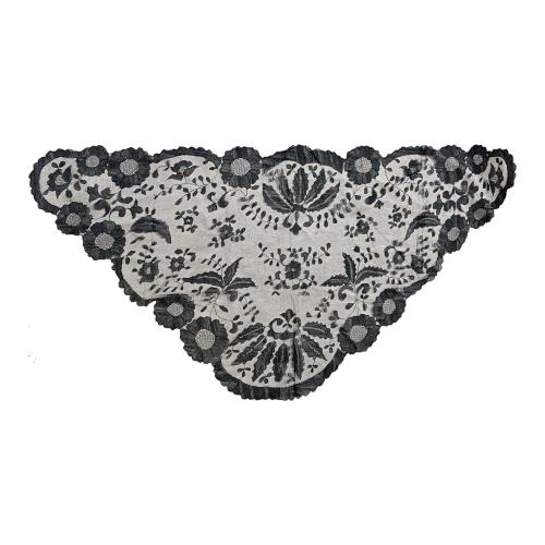 MANTILLA PICO Y PEINETA DEL PRIMER TERCIO DEL S.XX