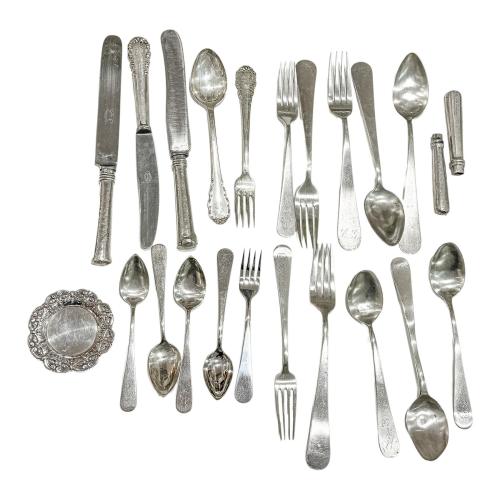 LOTE VARIADO DE CUBIERTOS DE PLATA DEL PRIMER TERCIO S. XX