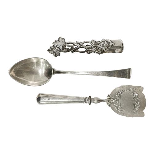 TRES CUBIERTOS DE SERVIR EN PLATA DEL PRIMER TERCIO S.XX