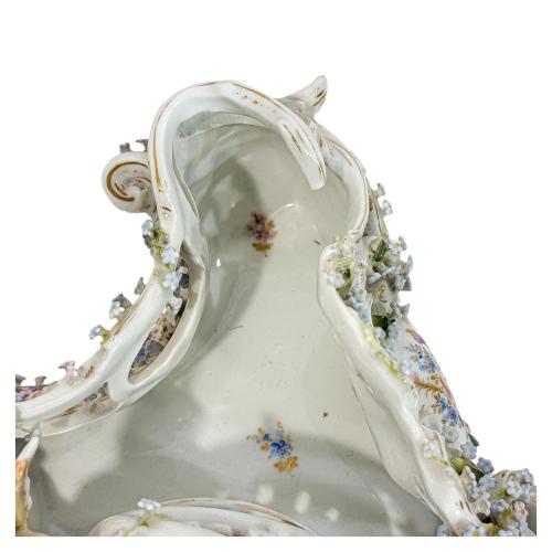 CENTRITO EN PORCELANA DEL PRIMER TERCIO DEL S.XX