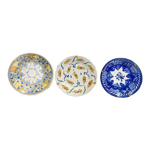 TRES PLATOS EN CERÁMICA DE FINALES DEL S.XIX-PPS S.XX