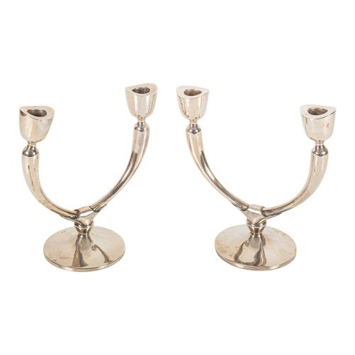PAREJA DE CANDELABROS DE PLATA DEL ÚLTIMO TERCIO DE S. XX