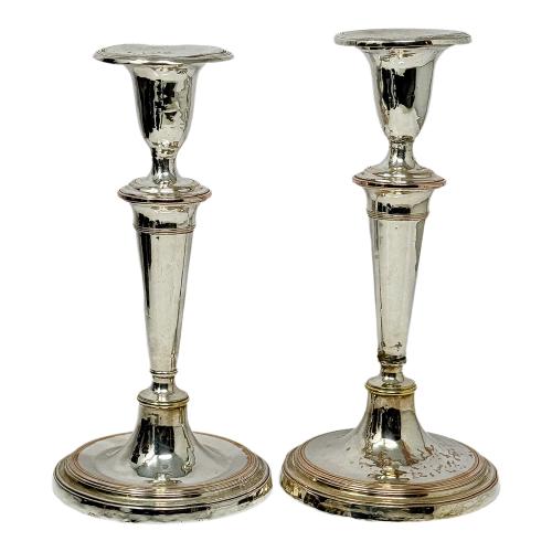 PAREJA DE CANDELEROS DE METAL PLATEADO PRIMER CUARTO S. XX