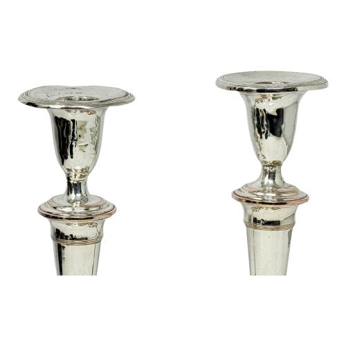 PAREJA DE CANDELEROS DE METAL PLATEADO PRIMER CUARTO S. XX