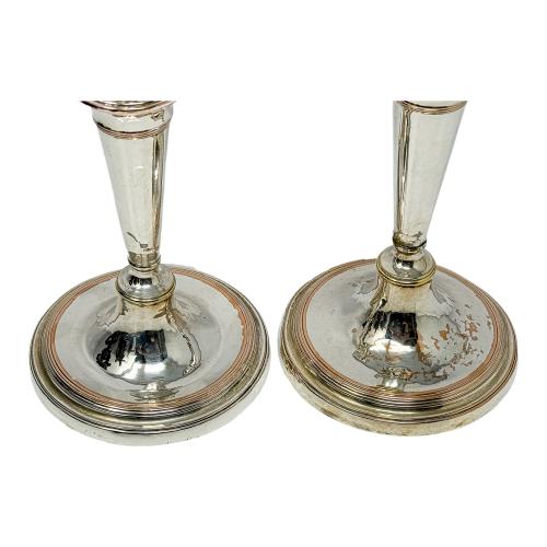 PAREJA DE CANDELEROS DE METAL PLATEADO PRIMER CUARTO S. XX