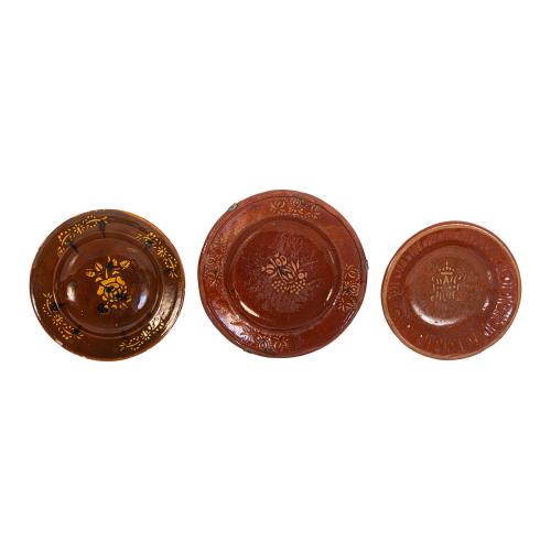 TRES PLATOS DE CERÁMICA POPULAR DE MATARÓ DEL S.XIX