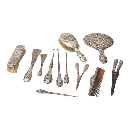 JUEGO DE TOCADOR INGLÉS DE PLATA S. XIX