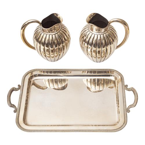 PAREJA DE JARRAS Y BANDEJA DE PLATA DE MEDIADOS DE SIGLO XX