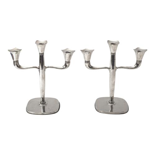 PAREJA DE CANDELABROS DE PLATA  DEL ÚLTIMI TERCIO S. XX