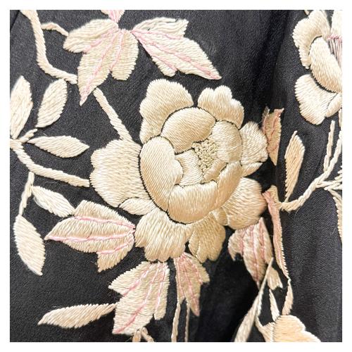 BATA TIPO KIMONO DE LA SEGUNDA MITAD DEL SIGLO XX