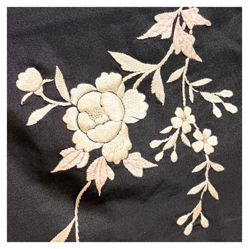 BATA TIPO KIMONO DE LA SEGUNDA MITAD DEL SIGLO XX