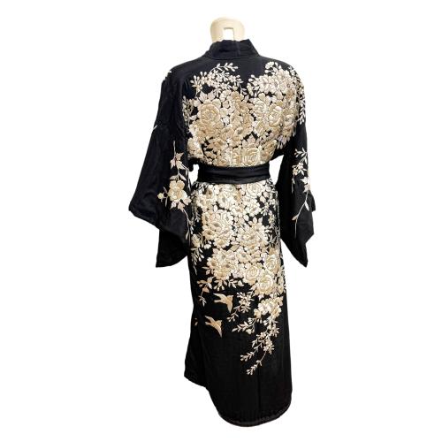 BATA TIPO KIMONO DE LA SEGUNDA MITAD DEL SIGLO XX